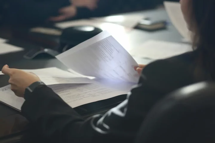 Foto de un traductor italiano argentino organizando documentos para ciudadanía.