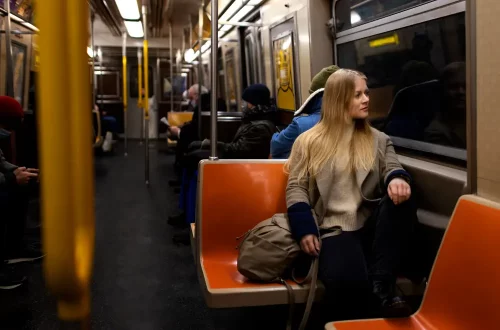 Transporte público en Italia: guía completa sobre metro, trenes y buses. Tarifas, billetes, apps y consejos para moverse como un local. ¡Infórmate aquí!