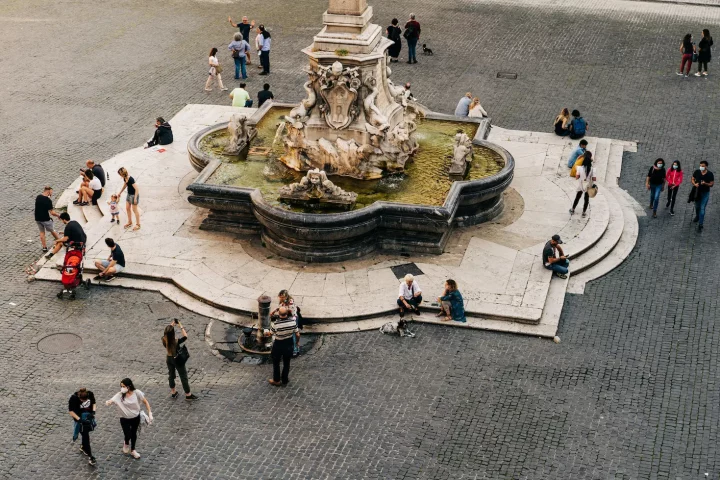 ¿Vale la pena obtener la ciudadanía italiana?: Personas alrededor de la Piazza della Rotonda en Roma.