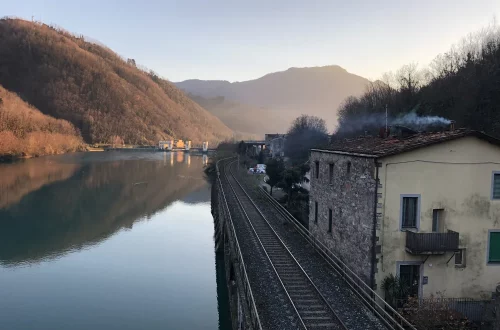 Viajar en tren por Italia es la mejor forma de recorrer paisajes únicos. Descubre rutas escénicas de norte a sur y planifica tu viaje ideal.