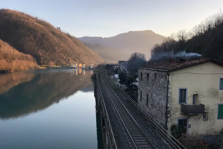 Viajar en tren por Italia es la mejor forma de recorrer paisajes únicos. Descubre rutas escénicas de norte a sur y planifica tu viaje ideal.