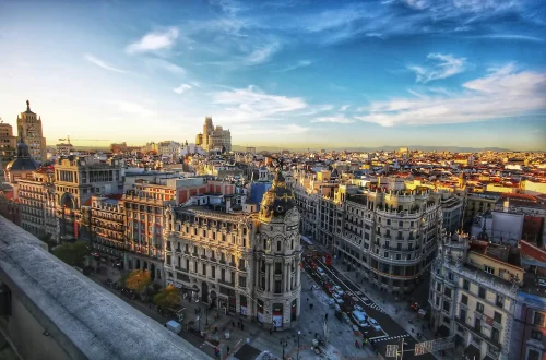 Vivir en España con pasaporte italiano: Foto aérea del Edificio Metrópolis en Madrid