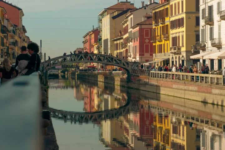 Vivir y trabajar con ciudadanía italiana: Personas paseando por el barrio de Navigli, en Milán.