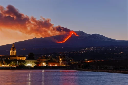 Descubre los volcanes activos de Italia, su impacto en la vida cotidiana, riesgos, beneficios económicos y cómo el país gestiona su actividad.
