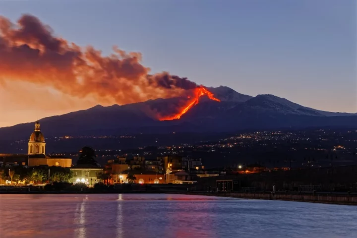 Descubre los volcanes activos de Italia, su impacto en la vida cotidiana, riesgos, beneficios económicos y cómo el país gestiona su actividad.